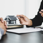 Pablo Said analisa se investir em fundos imobiliários em 2025 é vantajoso frente às mudanças na política monetária.