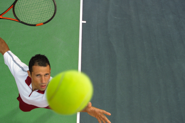 Teciomar Abila ensina como aprimorar a técnica do saque para alcançar mais força e precisão nas partidas.