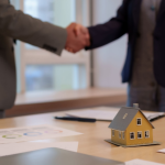 Alex Nabuco dos Santos analisa como joint ventures e fundos estruturados impulsionam liquidez e profissionalizam a gestão no mercado imobiliário.