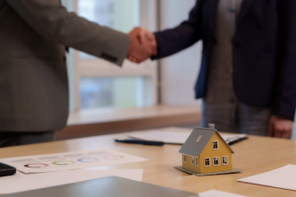 Alex Nabuco dos Santos analisa como joint ventures e fundos estruturados impulsionam liquidez e profissionalizam a gestão no mercado imobiliário.