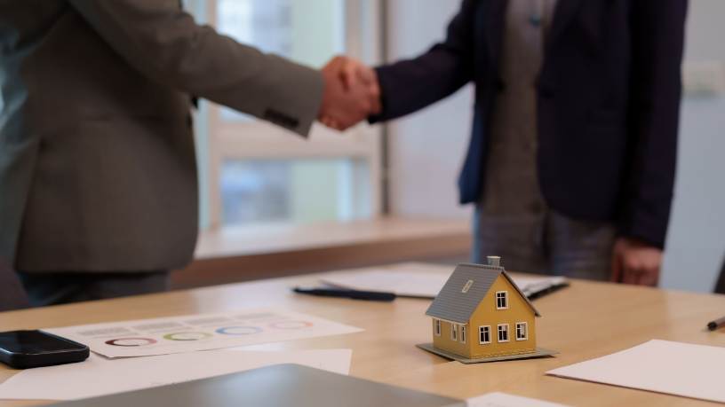 Alex Nabuco dos Santos analisa como joint ventures e fundos estruturados impulsionam liquidez e profissionalizam a gestão no mercado imobiliário.