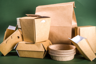 O desempenho logístico de embalagens retornáveis em cadeias industriais, analisado por Elias Assum Sabbag Junior, mostra eficiência e redução de custos.