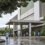 Fachada e área de atendimento do Hospital Municipal Universitário de Porto Velho durante a inauguração da unidade