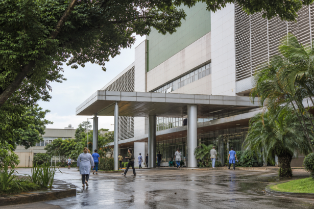 Fachada e área de atendimento do Hospital Municipal Universitário de Porto Velho durante a inauguração da unidade