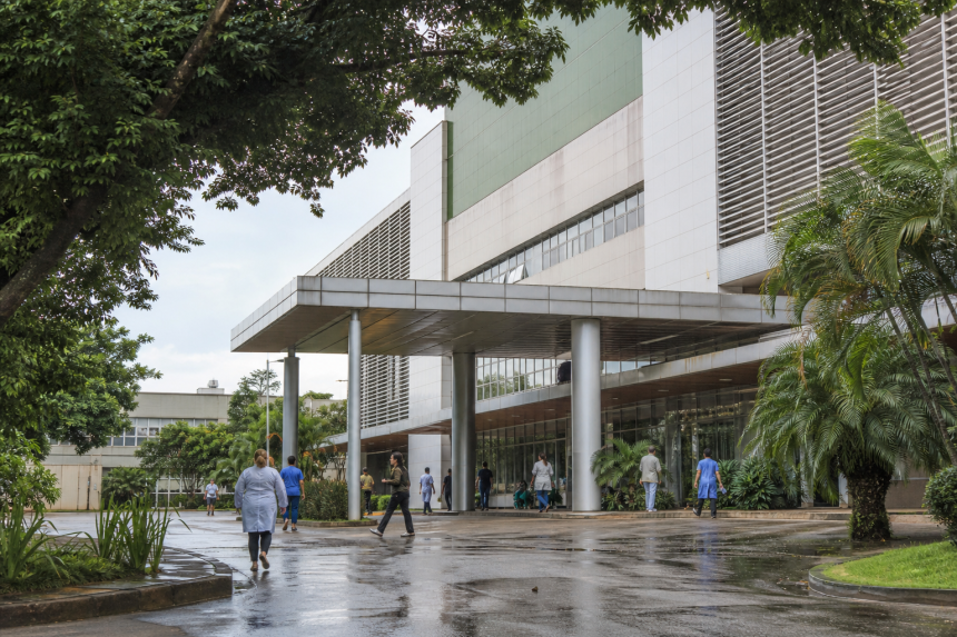 Fachada e área de atendimento do Hospital Municipal Universitário de Porto Velho durante a inauguração da unidade