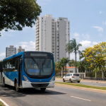 Ônibus do transporte coletivo circulando por avenida de Porto Velho durante o dia, sem textos, placas ou logotipos legíveis