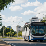 Ônibus do transporte coletivo circulando por avenida de Porto Velho durante o dia, sem textos, placas ou logotipos legíveis.