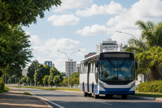 Ônibus do transporte coletivo circulando por avenida de Porto Velho durante o dia, sem textos, placas ou logotipos legíveis.