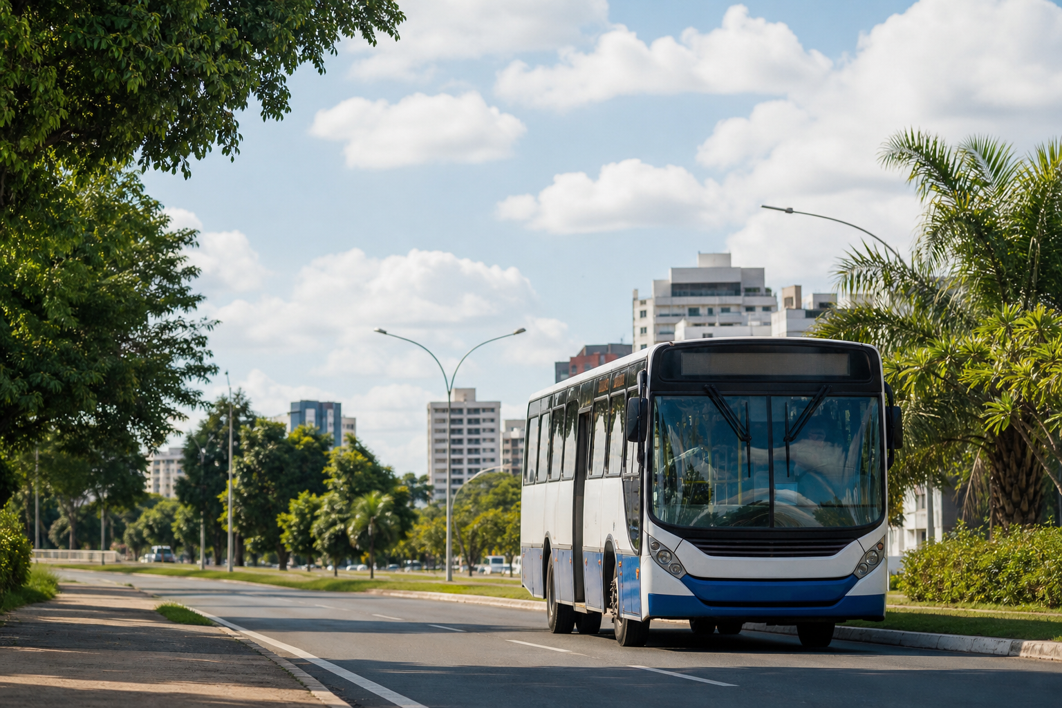 Ônibus do transporte coletivo circulando por avenida de Porto Velho durante o dia, sem textos, placas ou logotipos legíveis.