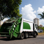 Vista conceitual de operação de coleta e gestão de resíduos urbanos em Porto Velho, com paisagem amazônica ao fundo