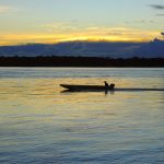 Rio de Porto Velho, em Rondônia, ao entardecer, com uma embarcação no horizonte