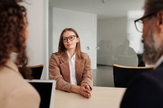Mulher participa de uma entrevista de emprego em um escritório moderno.