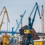 Guindastes industriais de um porto utilizados na movimentação de cargas.