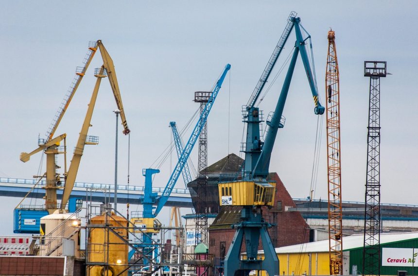 Guindastes industriais de um porto utilizados na movimentação de cargas.